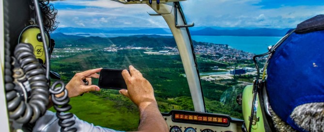 O que fazer em Balneário Camboriú, passeio de helicóptero é a melhor experiência.